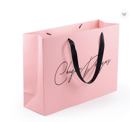 Un bon prix. Sacs de marchandises en papier brillant recyclé pour acheter des cadeaux avec logo personnalisé en ligne