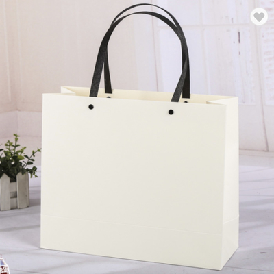 Un bon prix. Emballage de sacs en papier kraft de couleur Pantone avec poignées synthétiques en ligne