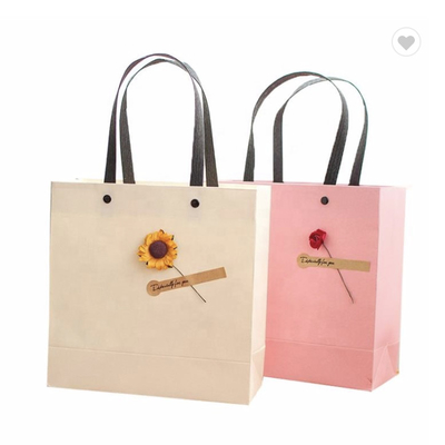 Un bon prix. Sacs en papier à la mode et réutilisables en relief en ligne